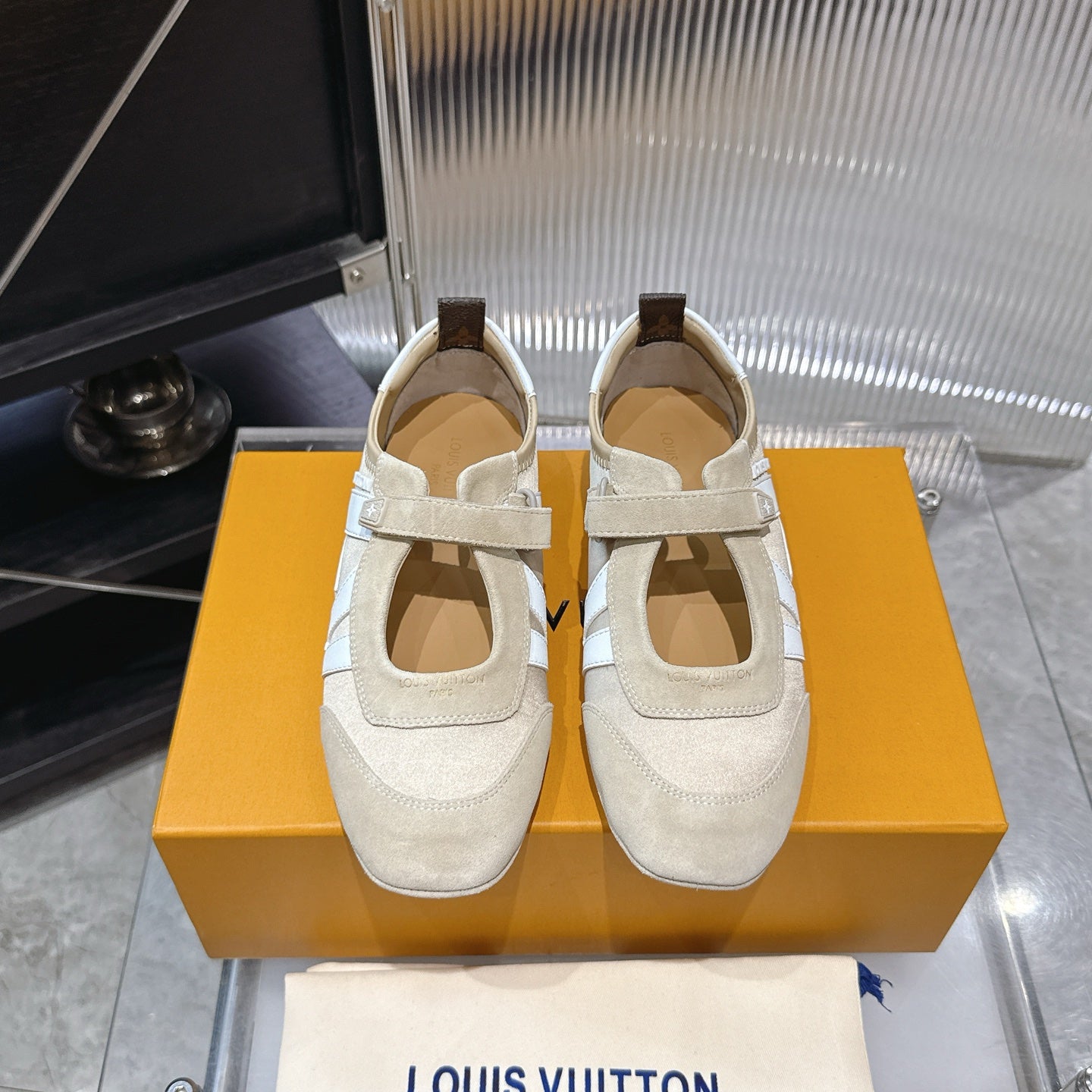 LV 26S SNEAKERINA MARY JANE IN BEIGE SUEDE