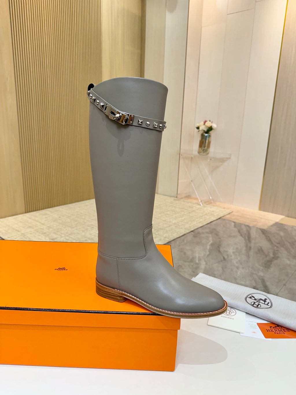 HM 25S KNEE-HIGH FLAT BOOTS IN GREY LAMBSKIN WITH SILVER HARDWARE