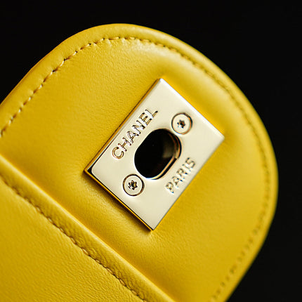 CHANEL 26S CLASSIC FLAP MEDIUM 23 IN NATURAL RAFFIA AND YELLOW CALFSKIN GOLD HARDWARE