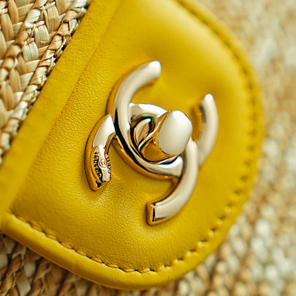 CHANEL 26S CLASSIC FLAP MEDIUM 23 IN NATURAL RAFFIA AND YELLOW CALFSKIN GOLD HARDWARE
