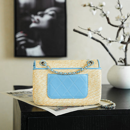 CHANEL 26S CLASSIC FLAP MEDIUM 23 IN NATURAL RAFFIA AND LIGHT BLUE CALFSKIN GOLD HARDWARE