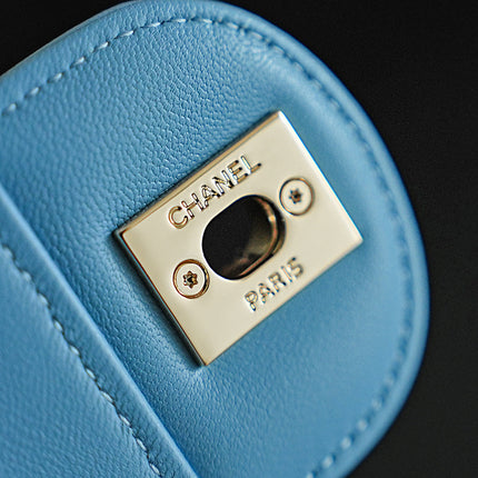 CHANEL 26S CLASSIC FLAP MEDIUM 23 IN NATURAL RAFFIA AND LIGHT BLUE CALFSKIN GOLD HARDWARE