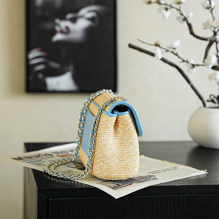 CHANEL 26S CLASSIC FLAP MEDIUM 23 IN NATURAL RAFFIA AND LIGHT BLUE CALFSKIN GOLD HARDWARE