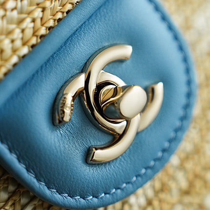 CHANEL 26S CLASSIC FLAP MEDIUM 23 IN NATURAL RAFFIA AND LIGHT BLUE CALFSKIN GOLD HARDWARE