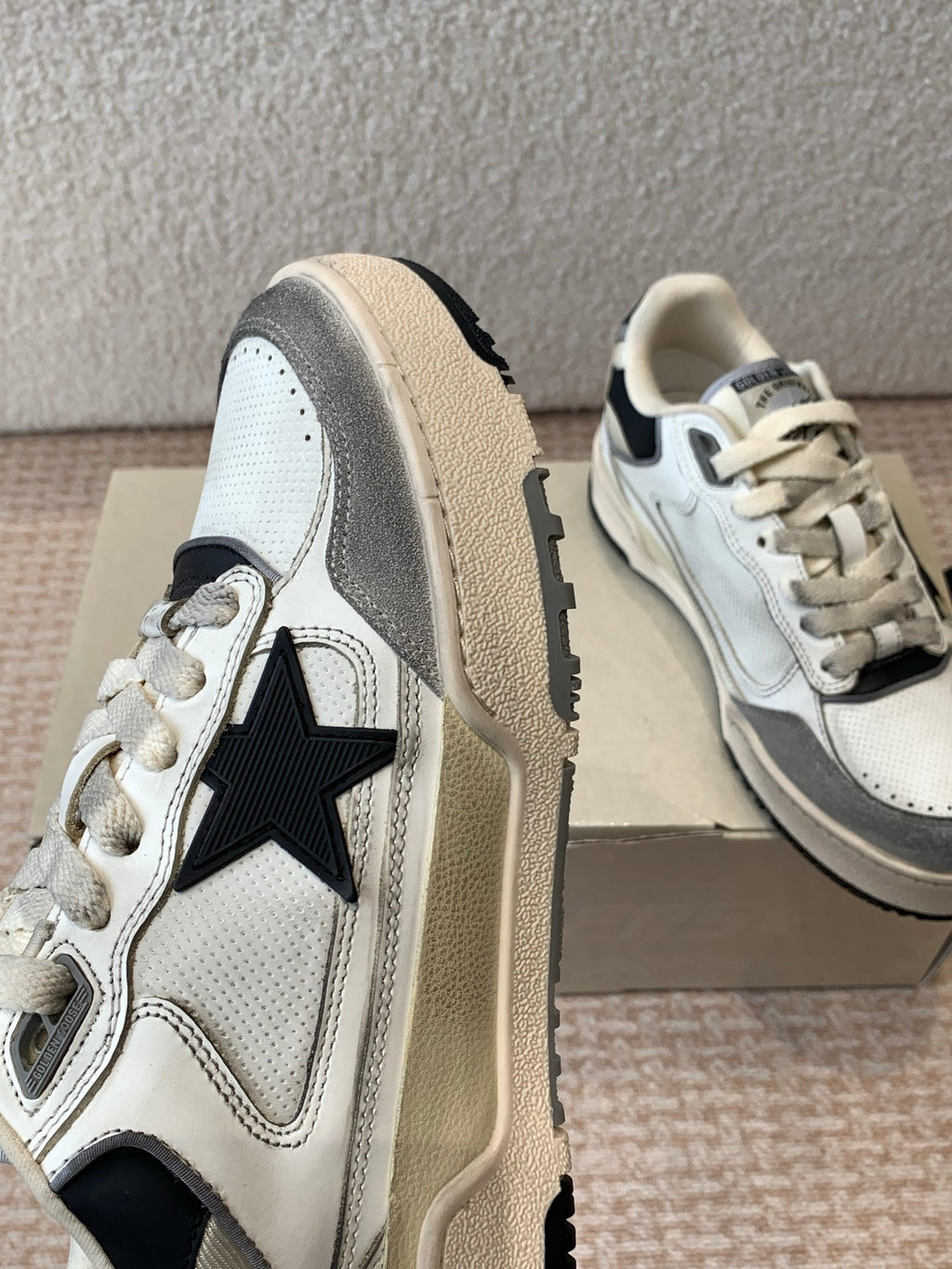 FORTY2 SNEAKERS WITH BLACK STAR WHITE CALFSKIN AND GREY SUEDE UPPER
