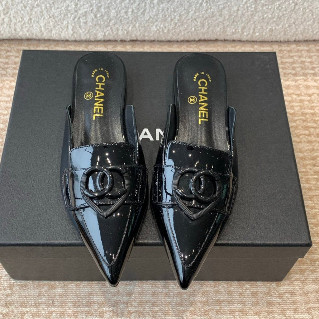 FLAT MULES IN BLACK PATENT CALFSKIN