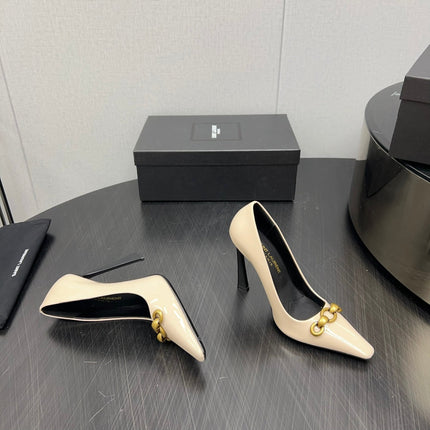 HIGH PUMPS IN CREAM GLOSSY CALFSKIN ATTACHED GOLD CHAIN