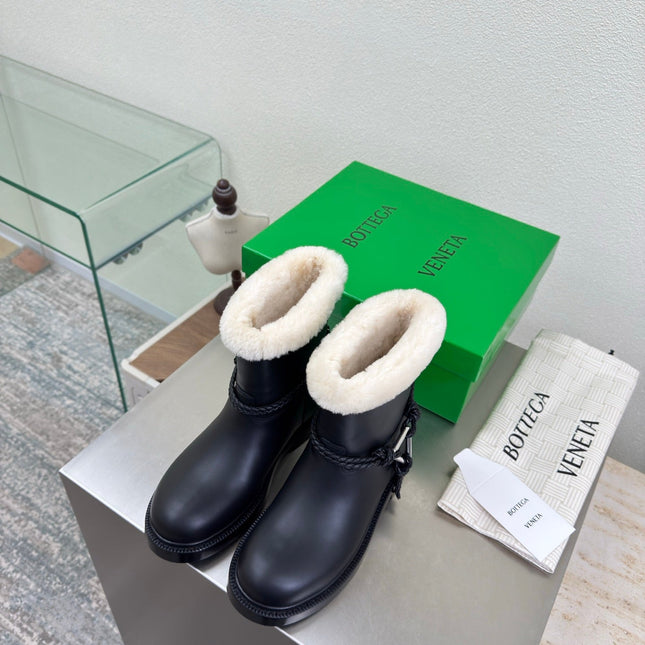 BOTTEGA VENETA 26S FUR-LINED BOOTS IN BLACK CALFSKIN AND WHITE WOOL
