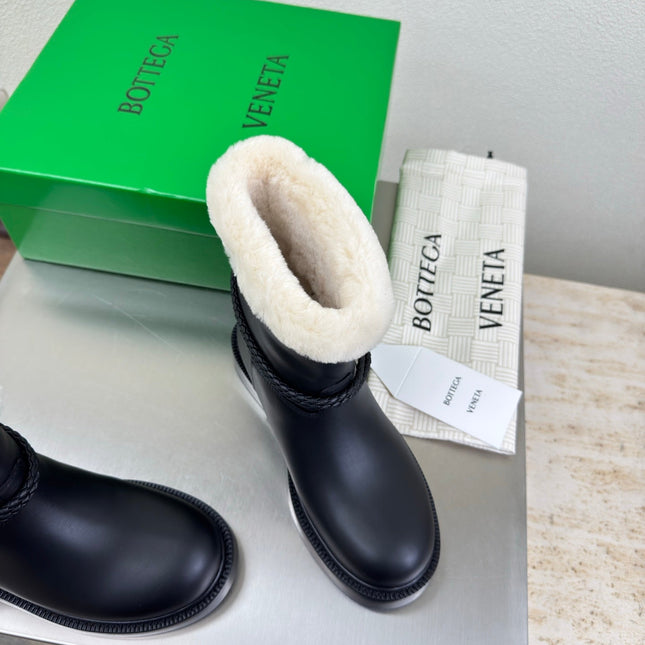 BOTTEGA VENETA 26S FUR-LINED BOOTS IN BLACK CALFSKIN AND WHITE WOOL