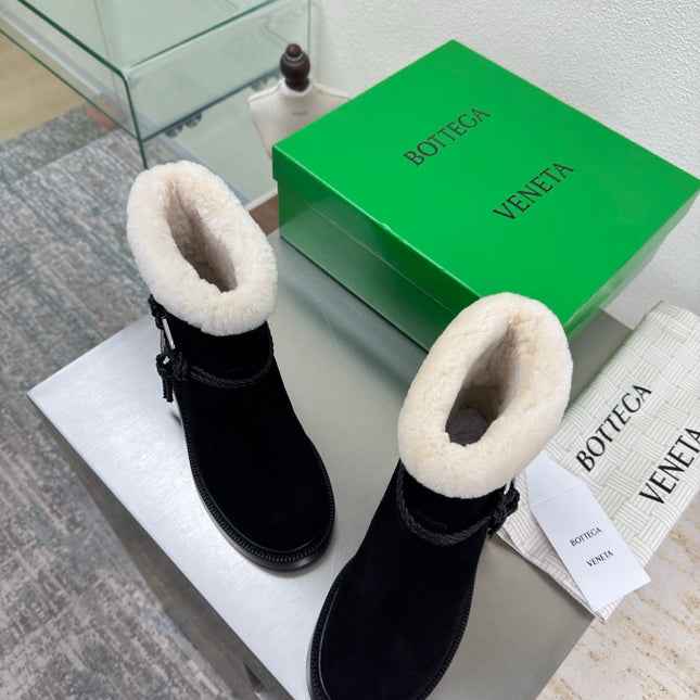 BOTTEGA VENETA 26S FUR-LINED BOOTS IN BLACK SUEDE AND WHITE WOOL