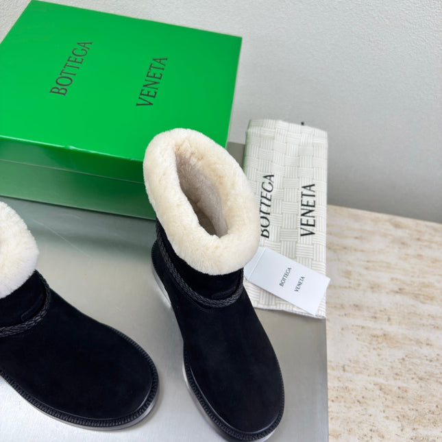 BOTTEGA VENETA 26S FUR-LINED BOOTS IN BLACK SUEDE AND WHITE WOOL