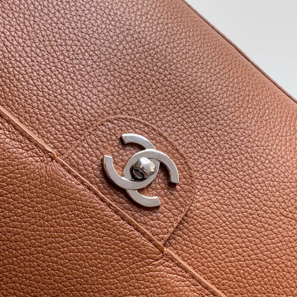 CHANEL 26S SOUPLISSIMO MAXI FLAP 39 IN CARAMEL BROWN GRAINED CALFSKIN SILVER HARDWARE