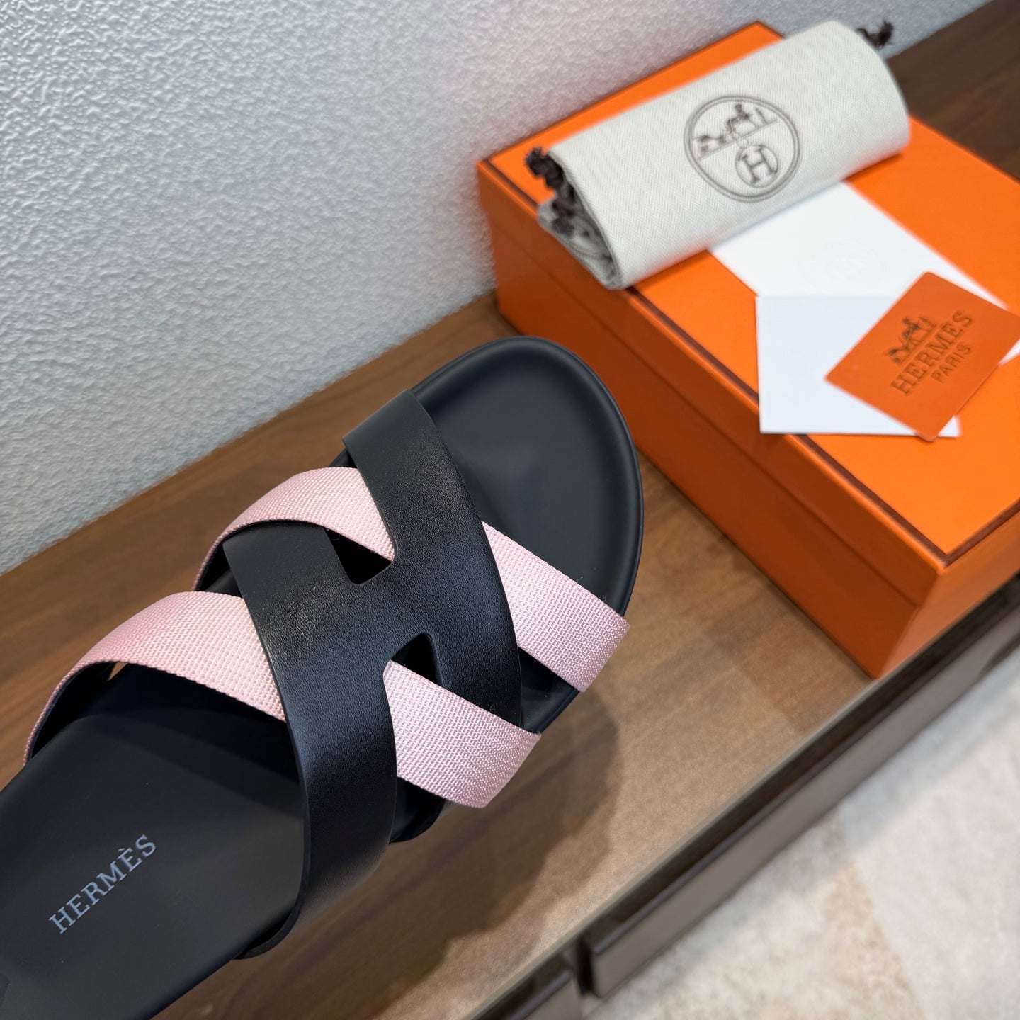 HM 26S KAZIMIR SANDAL IN BLACK CALFSKIN AND PINK FABRIC