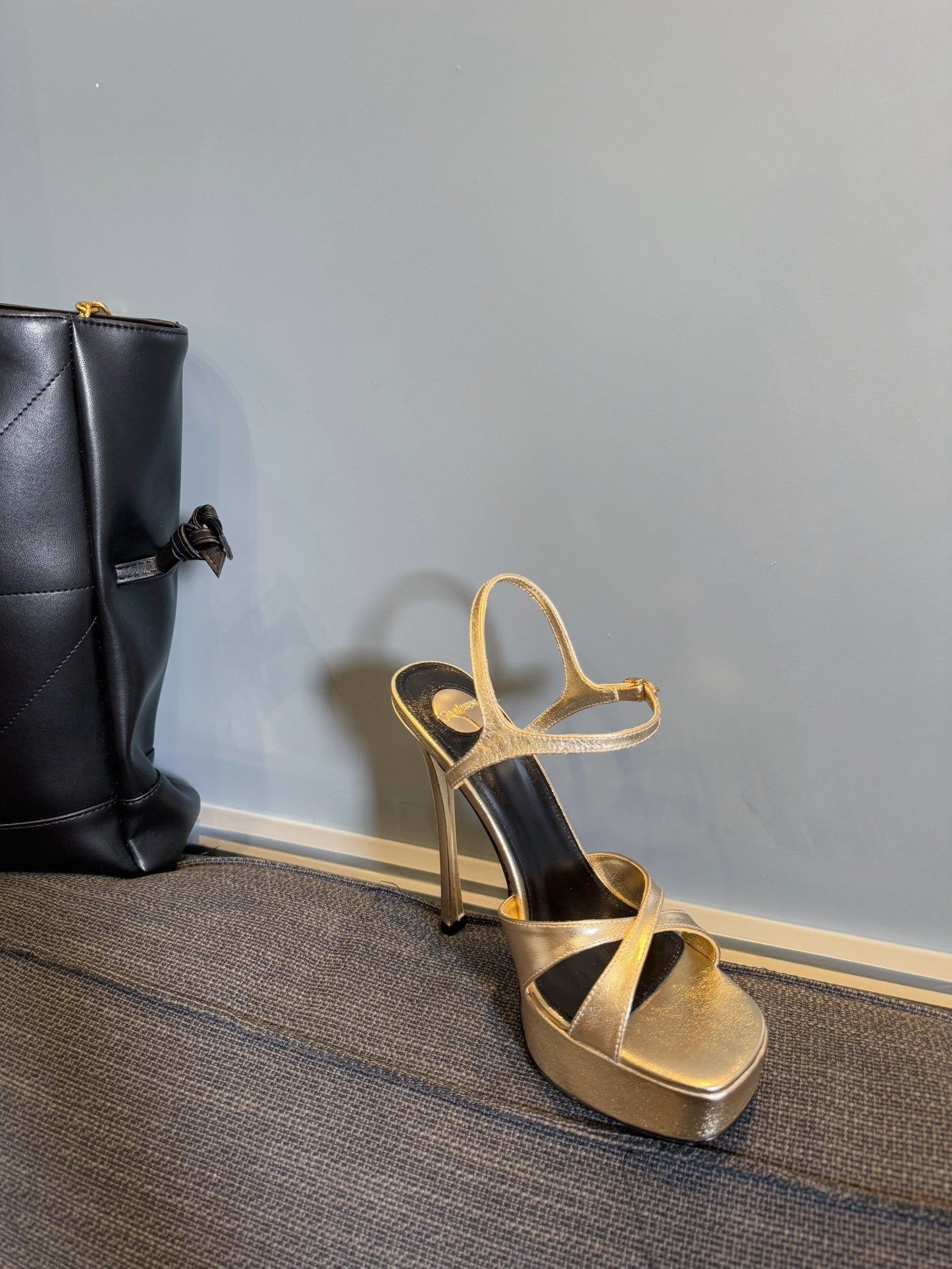 YSL 26S CROSS-STRAP SANDALS 150 MM IN GOLD CALFSKIN