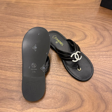 CHANEL 26S THONG SANDALS IN BLACK CALFSKIN WITH RHINESTONE CC LOGO