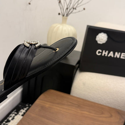 CHANEL 26S THONG SANDALS IN BLACK CALFSKIN WITH RHINESTONE CC LOGO