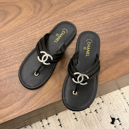 CHANEL 26S THONG SANDALS IN BLACK CALFSKIN WITH RHINESTONE CC LOGO