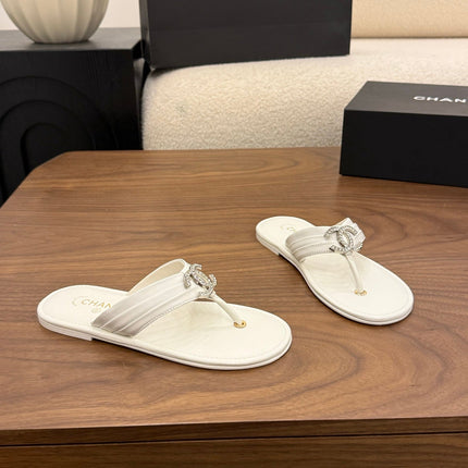 CHANEL 26S THONG SANDALS IN WHITE CALFSKIN WITH RHINESTONE CC LOGO