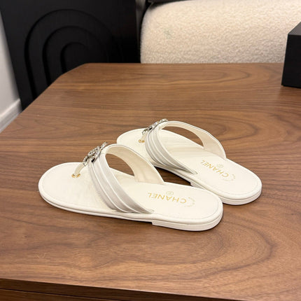 CHANEL 26S THONG SANDALS IN WHITE CALFSKIN WITH RHINESTONE CC LOGO