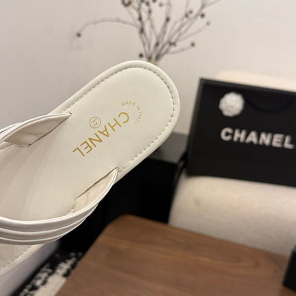 CHANEL 26S THONG SANDALS IN WHITE CALFSKIN WITH RHINESTONE CC LOGO