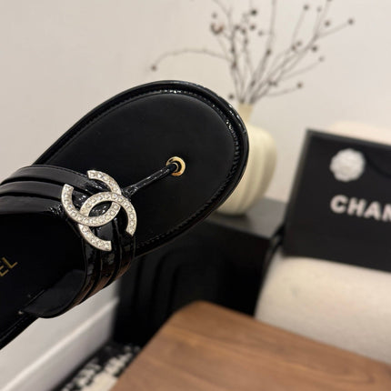 CHANEL 26S THONG SANDALS IN BLACK PATENT CALFSKIN WITH RHINESTONE CC LOGO