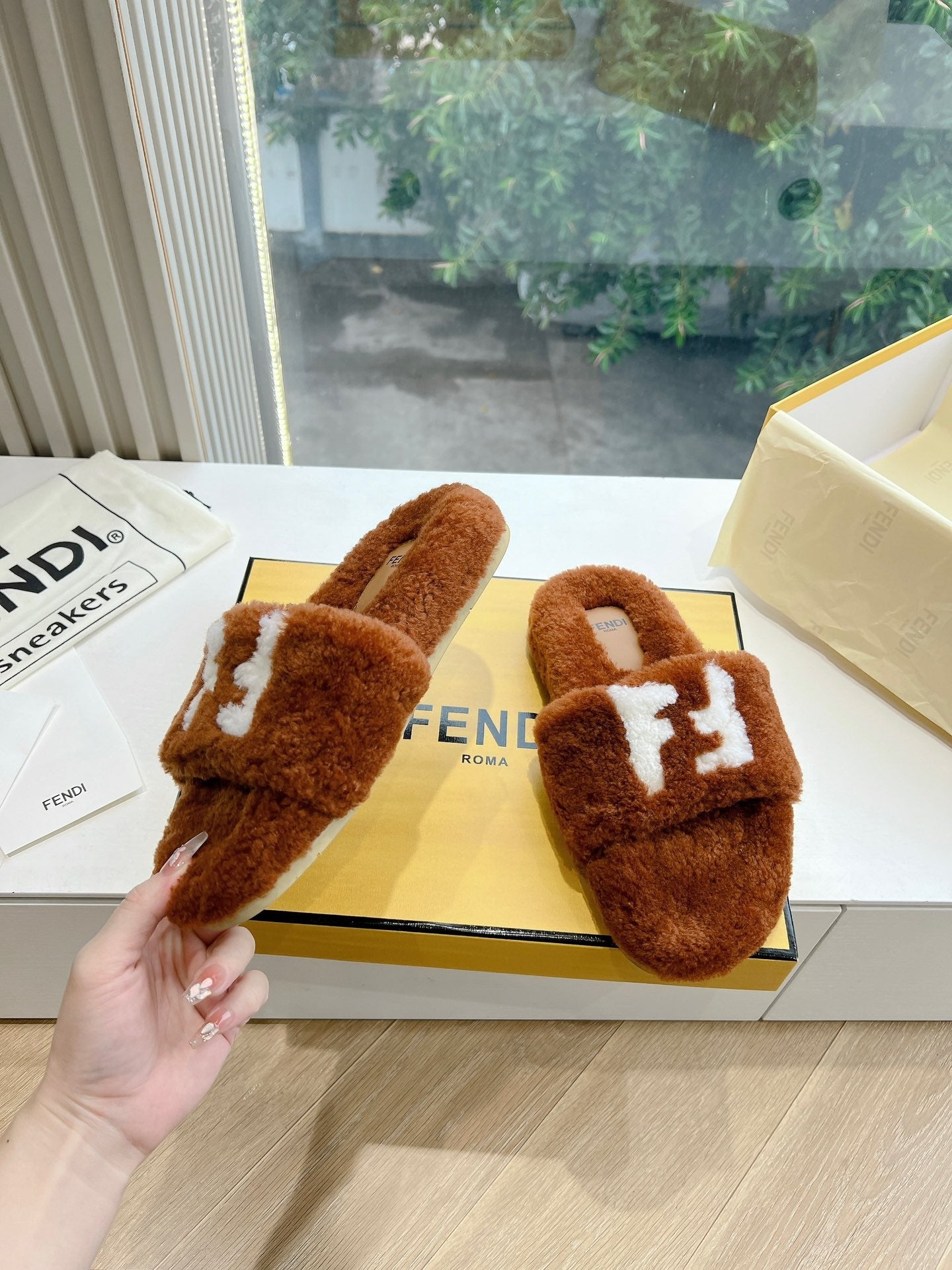 FLAT SLIDE IN GINGERBREAD BROWN FLEECE WITH WHITE LOGO