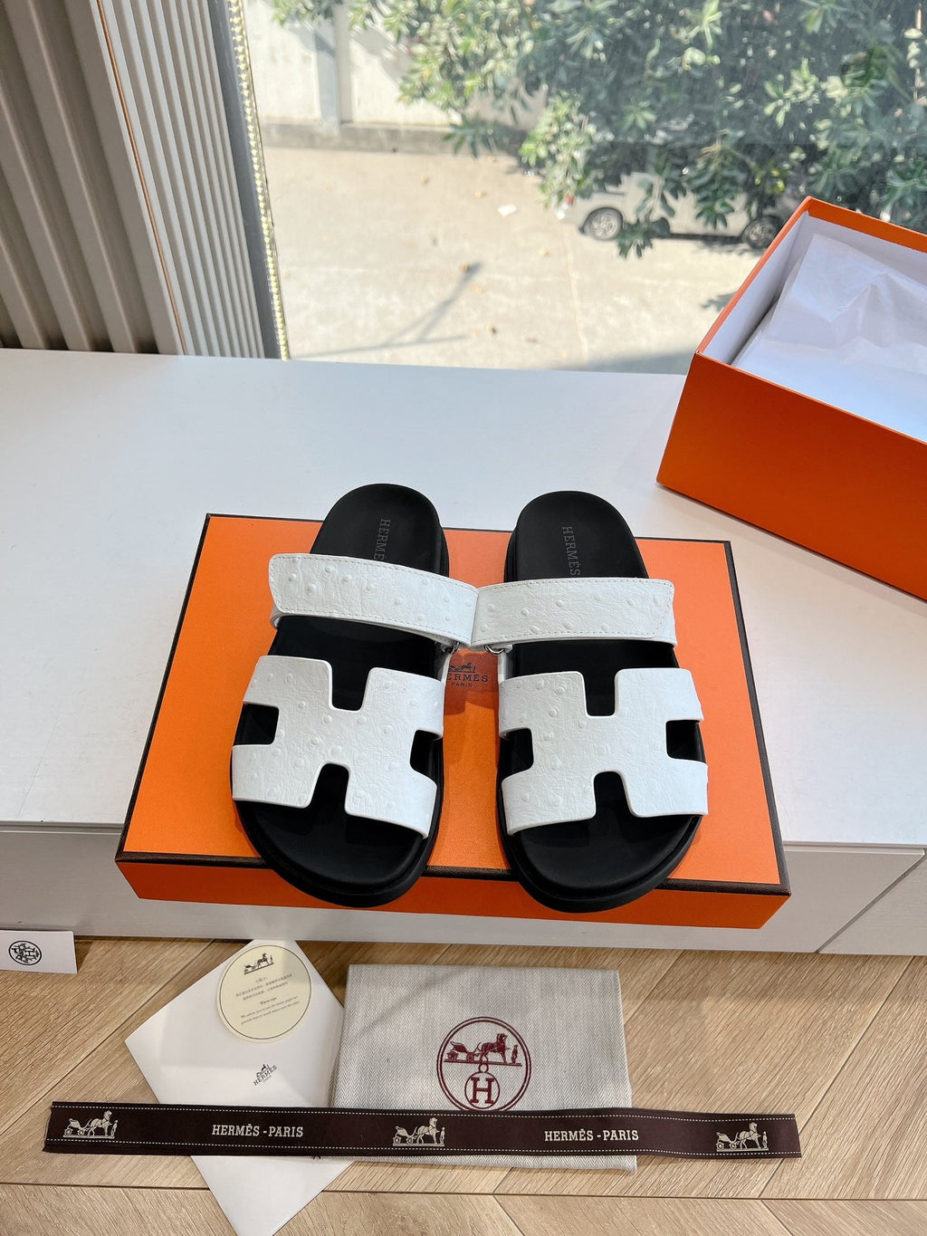 CHYPRE SANDAL IN WHITE GRAINED CALFSKIN