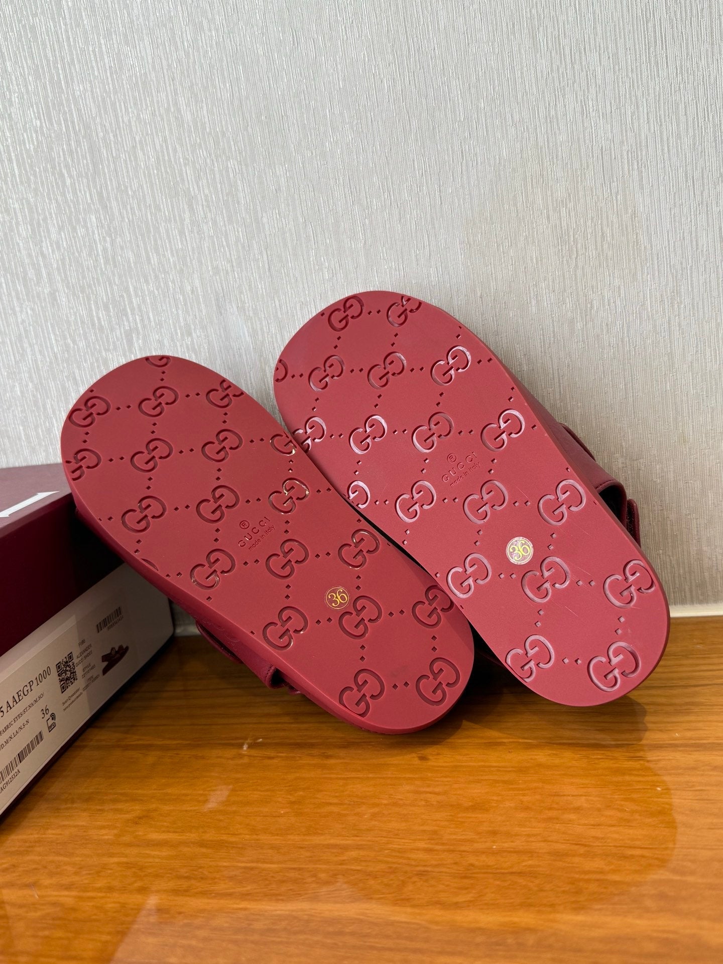 GG SANDALS S25 IN RED LAMBSKIN EMBOSSED LOGO WITH GOLD HARDWARE