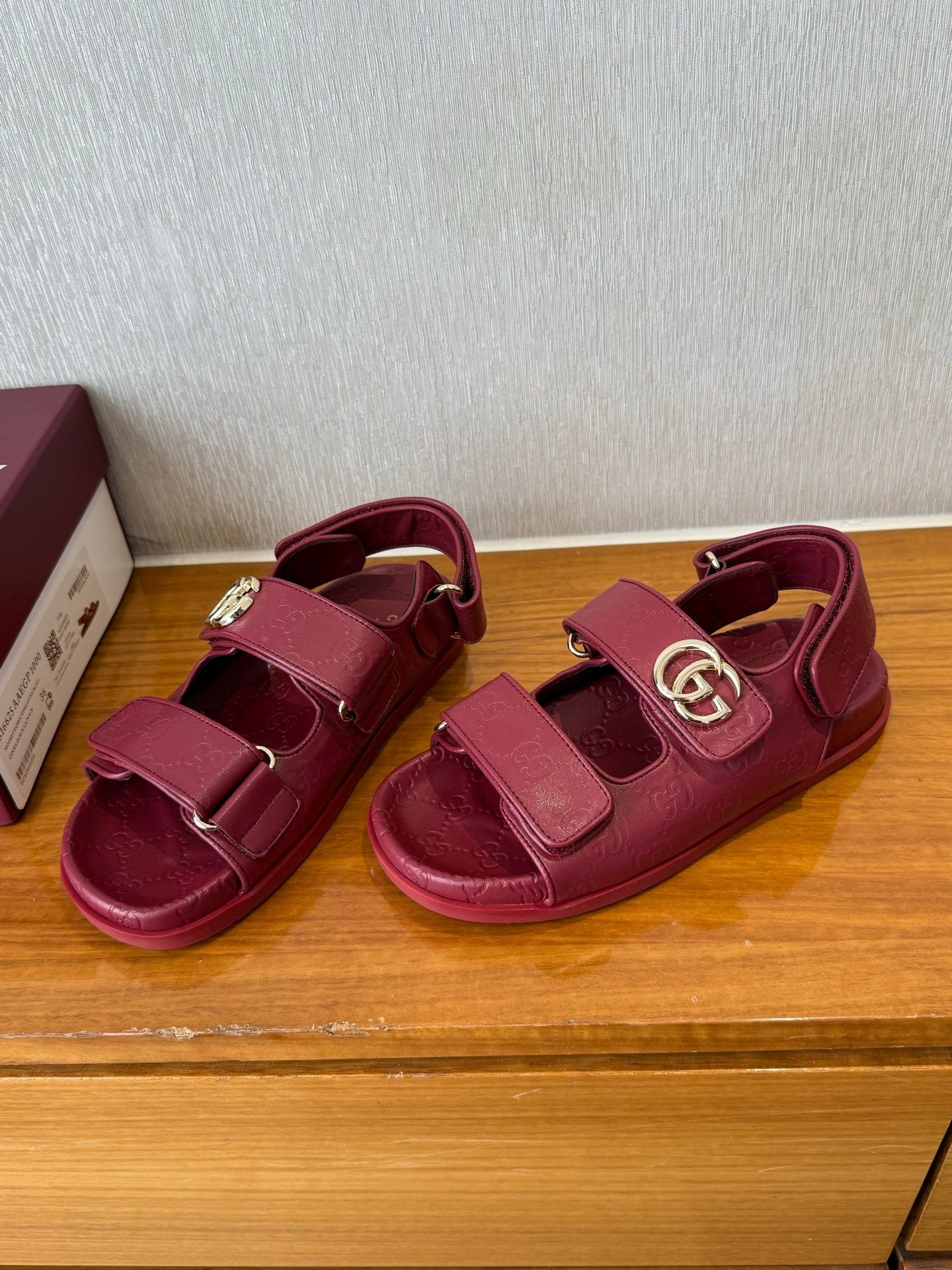 GG SANDALS S25 IN RED LAMBSKIN EMBOSSED LOGO WITH GOLD HARDWARE