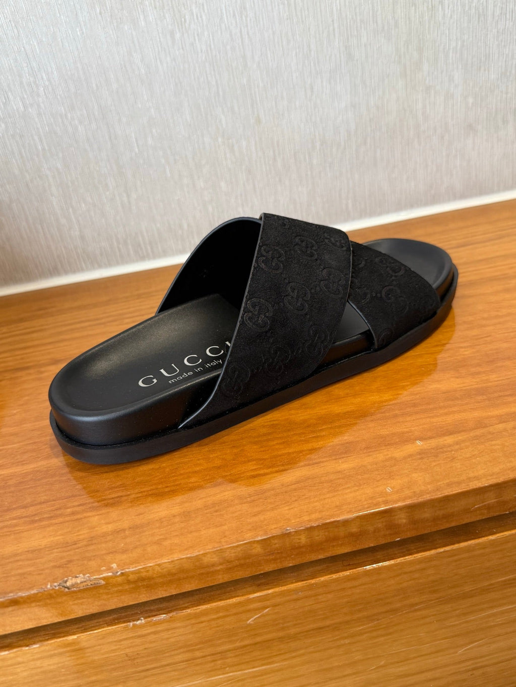 GG SLIDES X-STRAP IN BLACK SUEDE WITH EMBOSSED LOGO