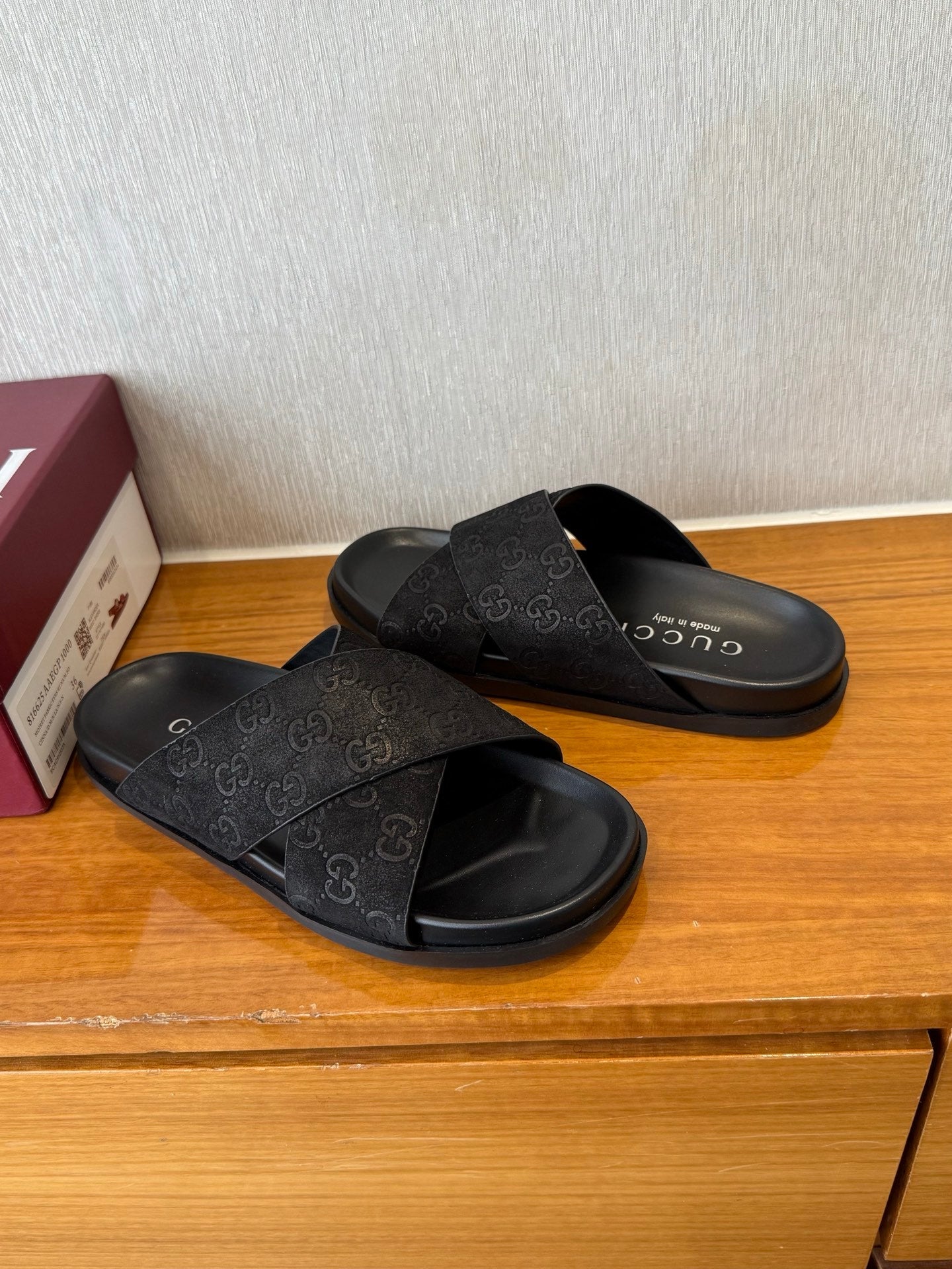 GG SLIDES X-STRAP IN BLACK SUEDE WITH EMBOSSED LOGO