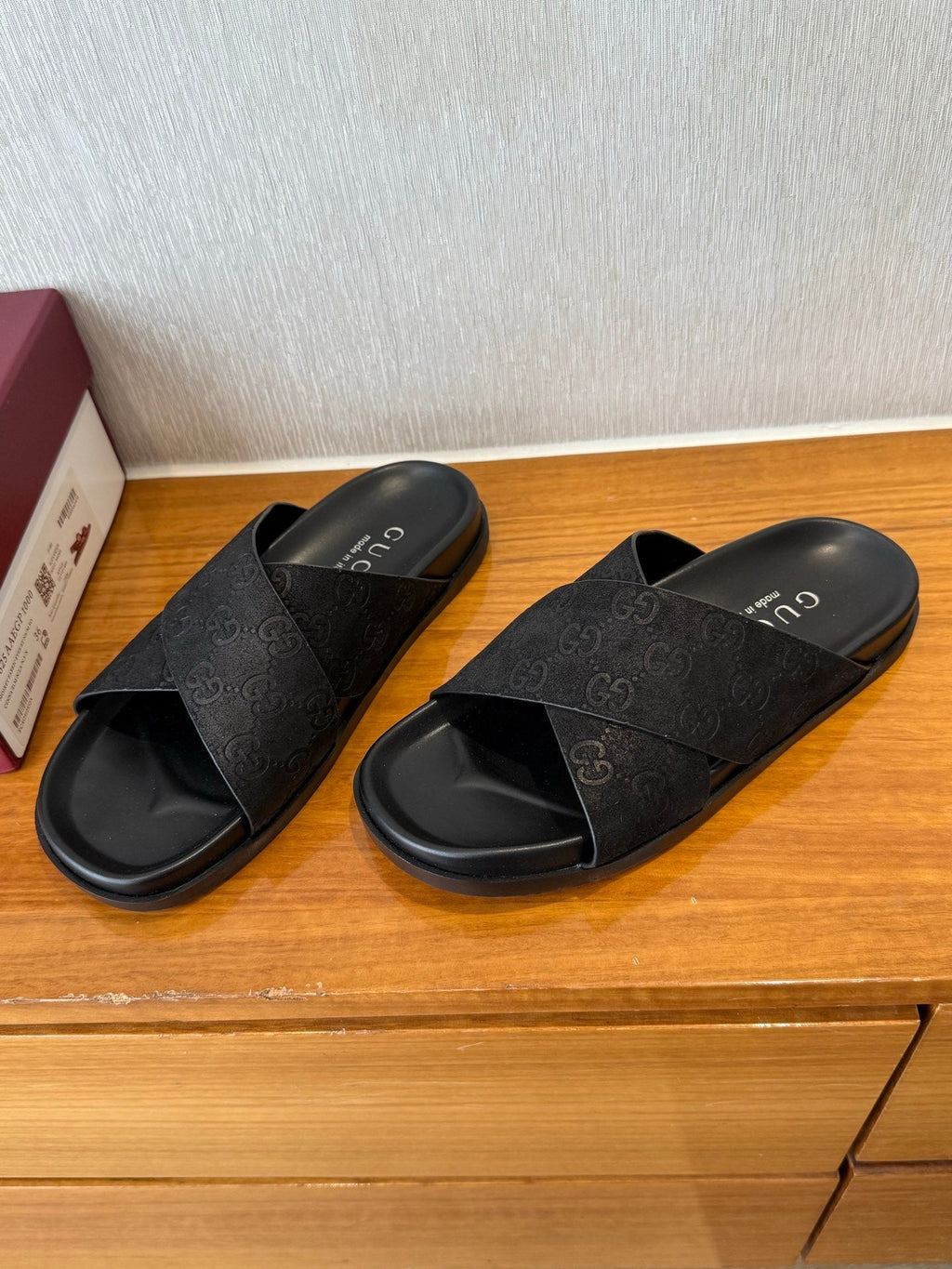 GG SLIDES X-STRAP IN BLACK SUEDE WITH EMBOSSED LOGO