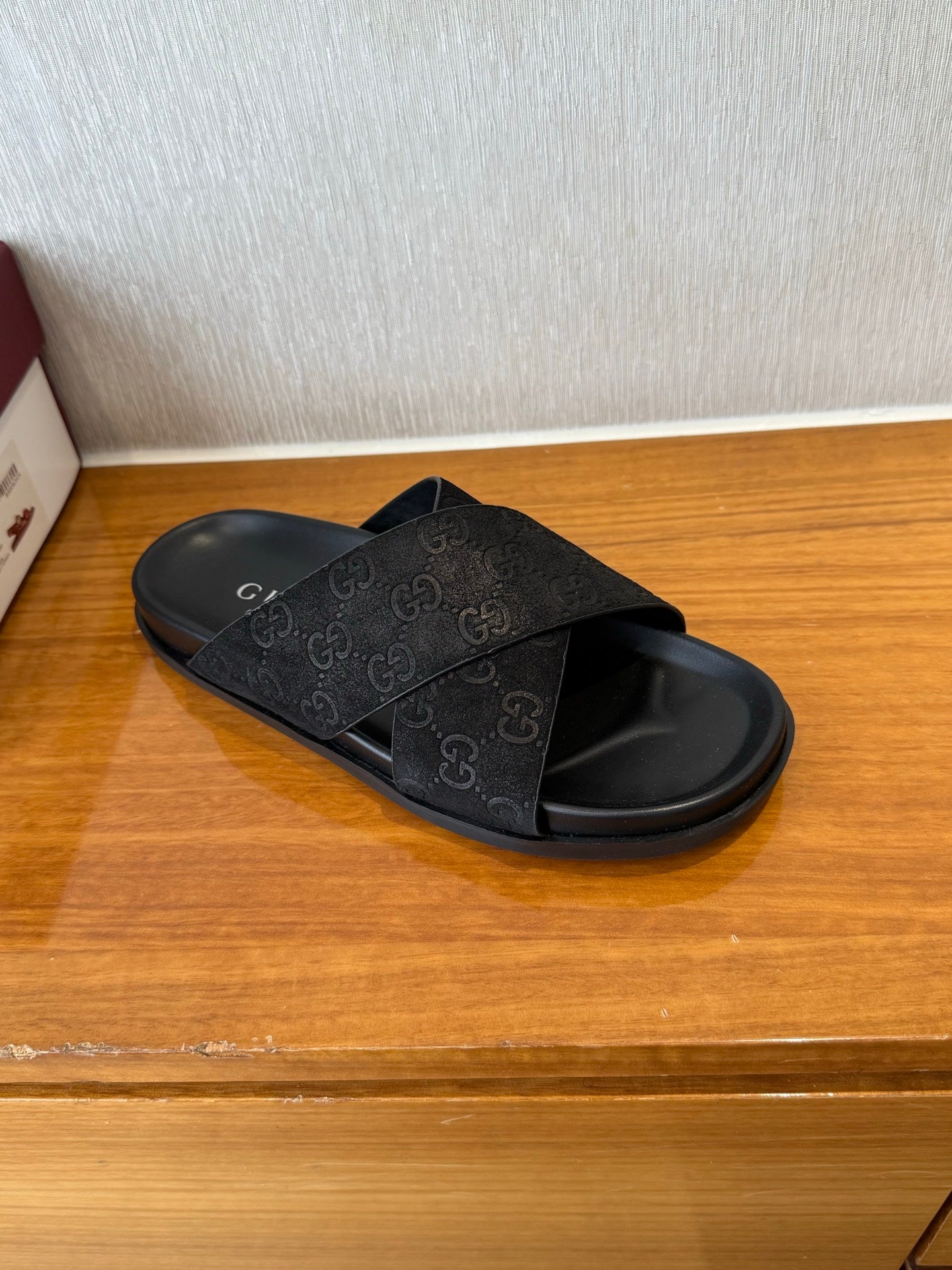 GG SLIDES X-STRAP IN BLACK SUEDE WITH EMBOSSED LOGO