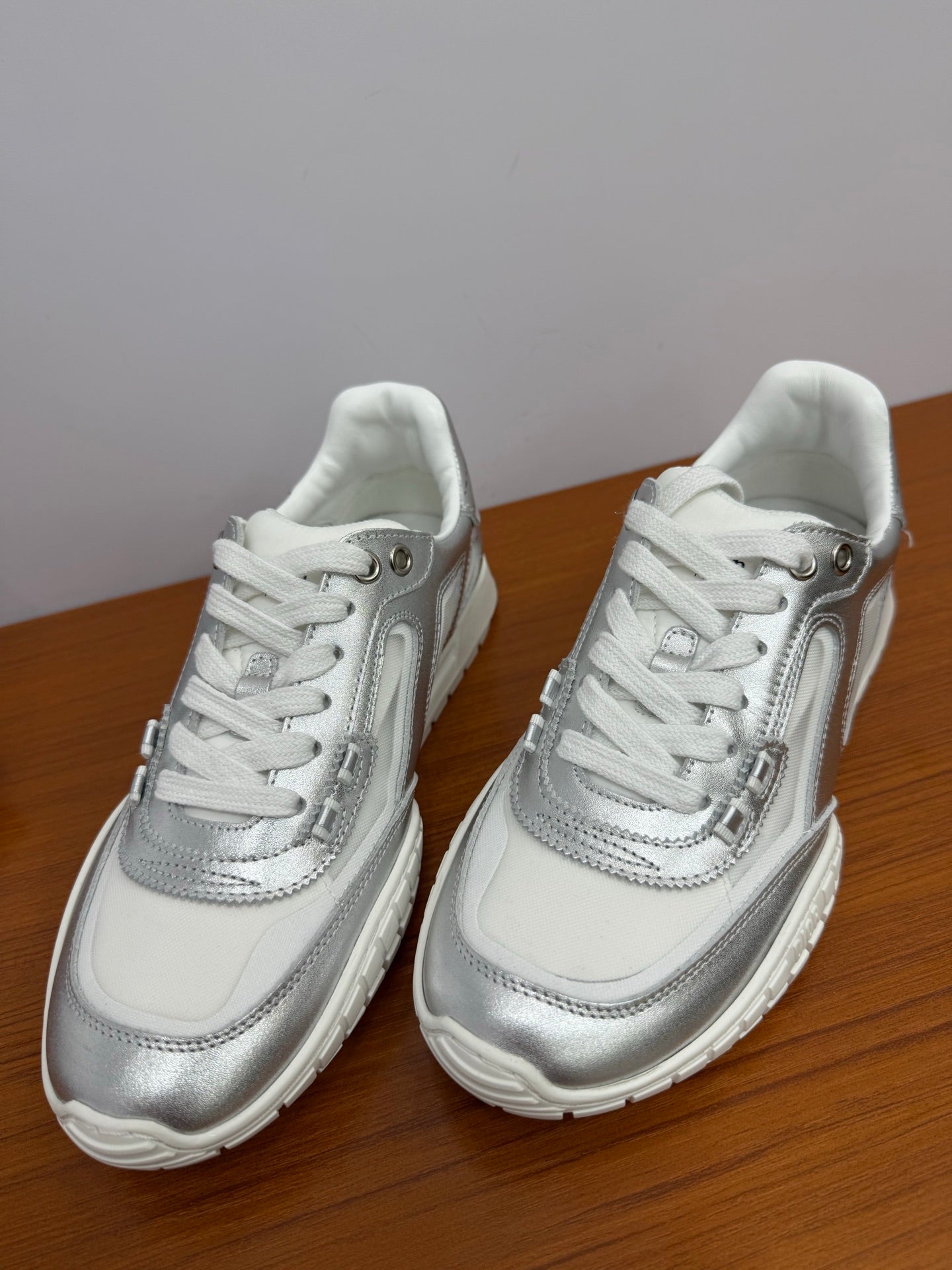 DIOR 26S SNEAKERS IN WHITE AND SILVER CALFSKIN AND MESH