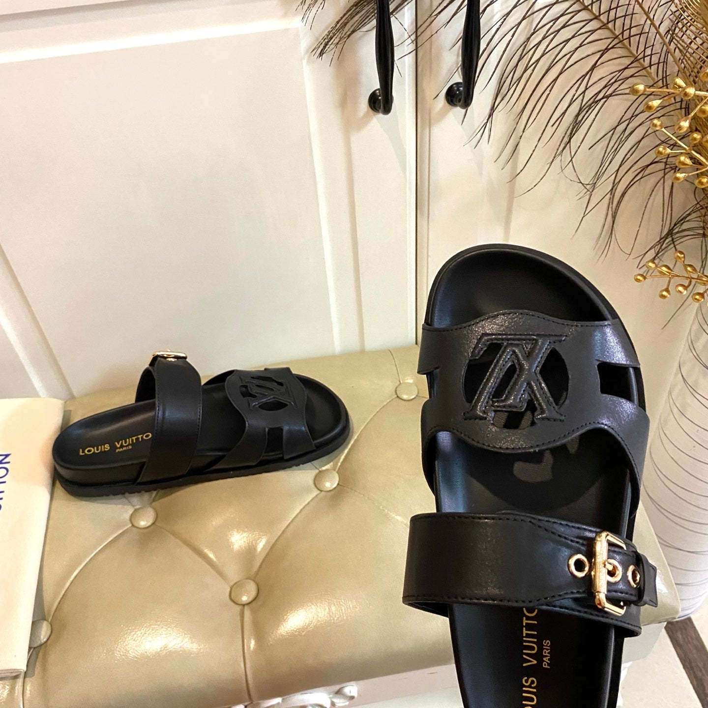 LV 26S ISOLA COMFORT MULES IN BLACK CALFSKIN