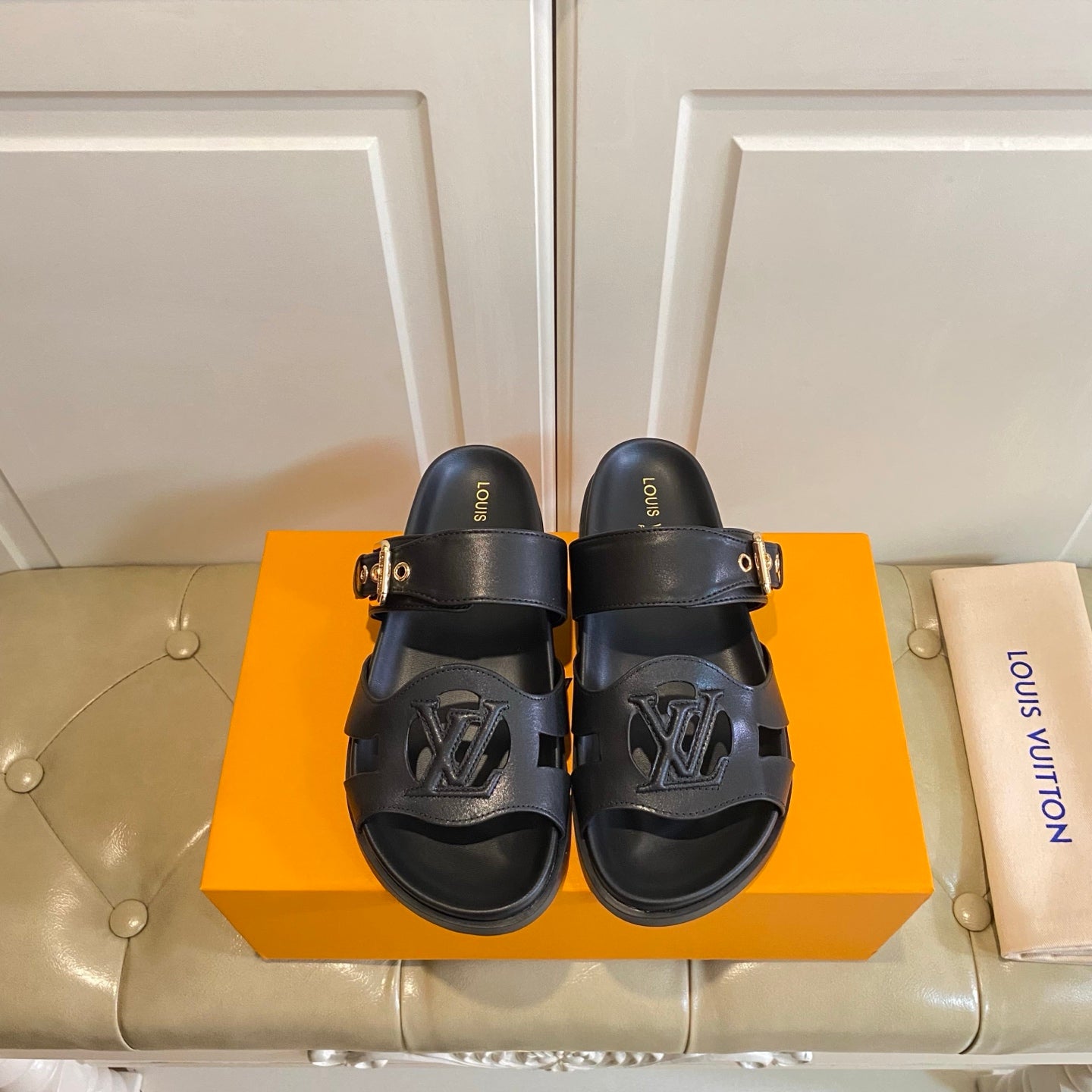 LV 26S ISOLA COMFORT MULES IN BLACK CALFSKIN