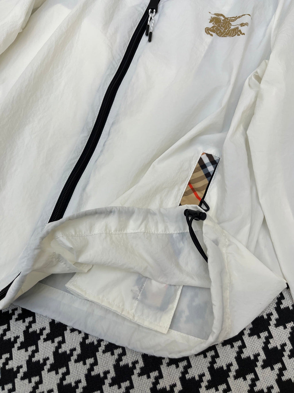 HOODED WINDBREAKER IN WHITE