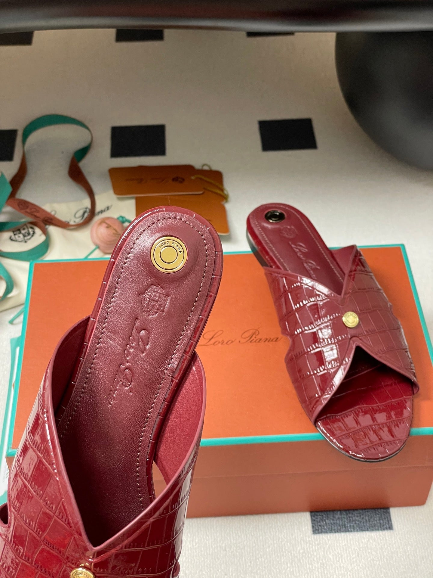 FLAT SLIPPERS IN RED CALFSKIN SNAKE EMBOSSING