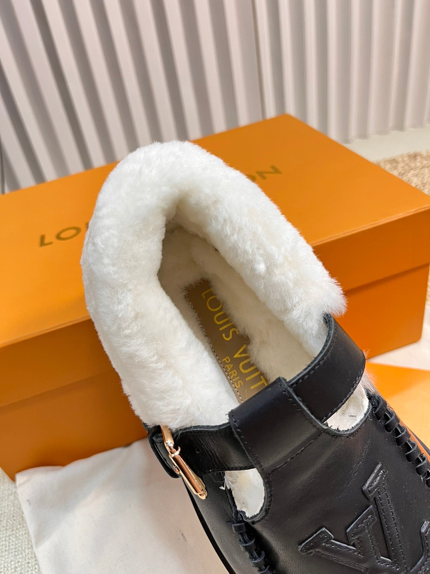 COLORADO COMFORT MARY JANE IN BLACK CALFSKIN AND SHEARLING LINING