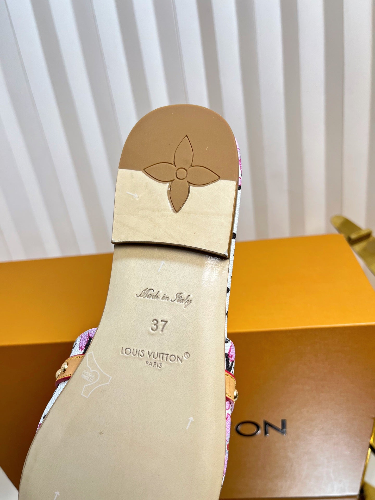 LV 26S FLAT MULES IN WHITE CALFSKIN CHERRY BLOSSOM MONOGRAM WITH BOW