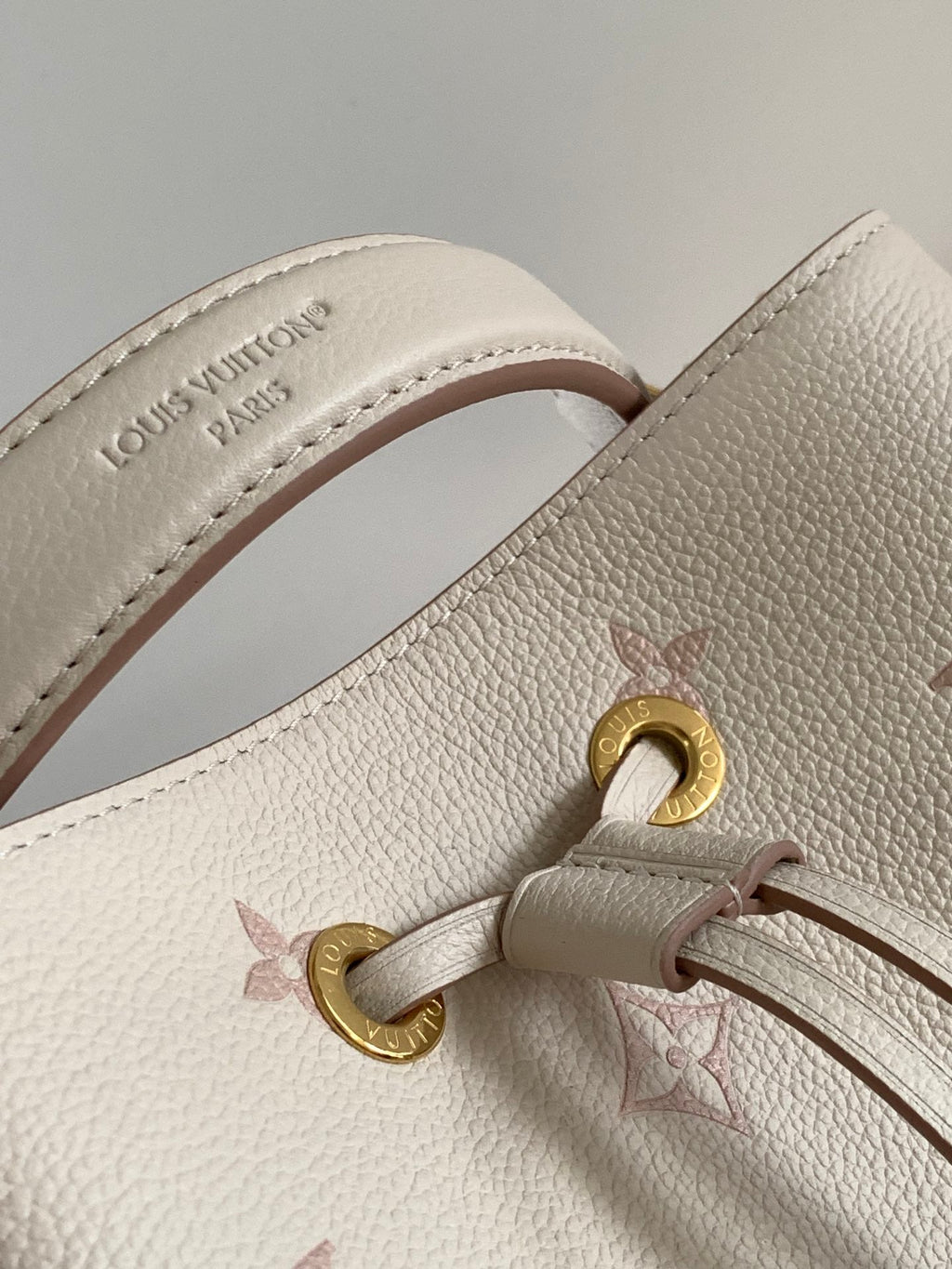 NÉONOÉ 26 IN WHITE AND PINK MONOGRAM CANVAS