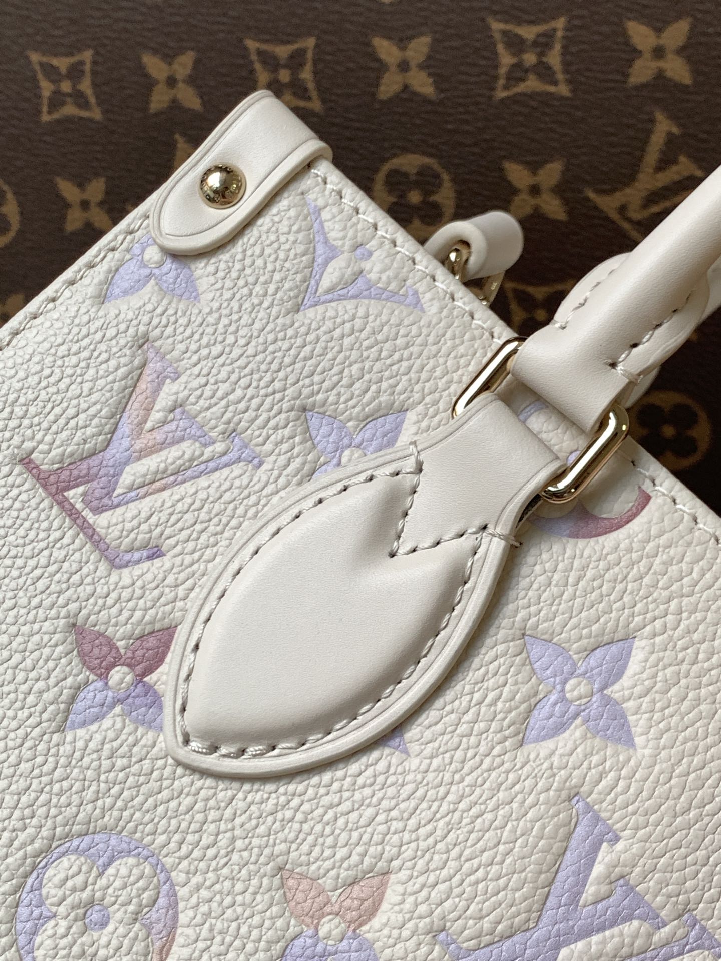 LV 25S ONTHEGO PM BAG 25 IN BEIGE DREAM EMBOSSED TEXTURED CALFSKIN