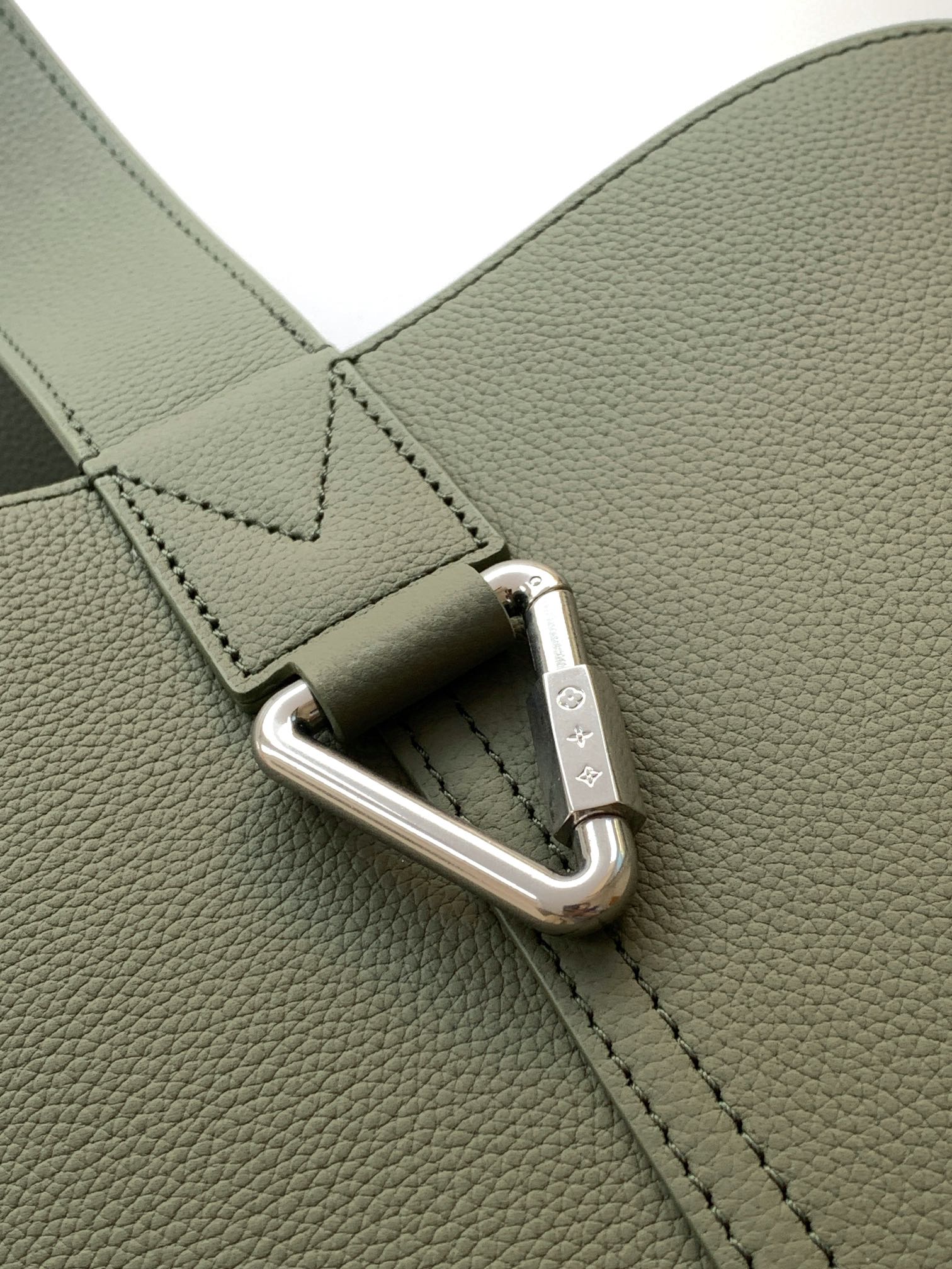 LV 26S VERSO HOBO BAG 33 IN PASTEL GREEN CALFSKIN