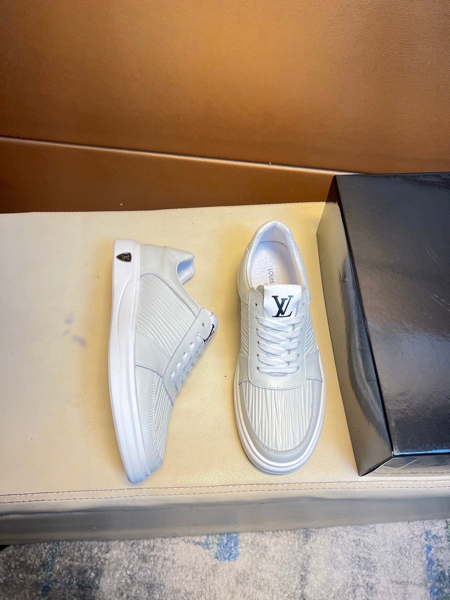 LV SNEAKERS IN WHITE CALFSKIN AND SUEDE