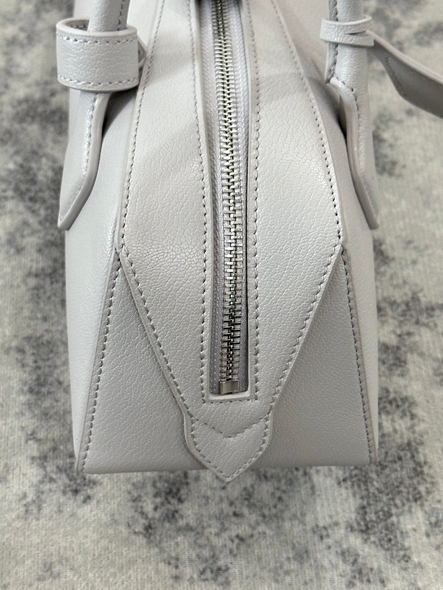 LE TECKEL SMALL BAG 27 IN PLATINUM GOATSKIN