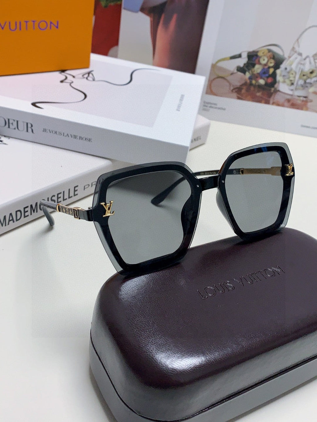 SQUARE SUNGLASSES 581357 IN BLACK ACETATE