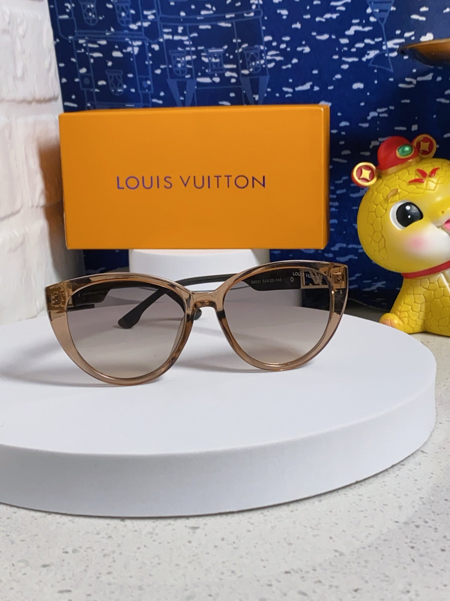 CAT EYE SUNGLASSES 567468 IN BROWN CLEAR ACETATE