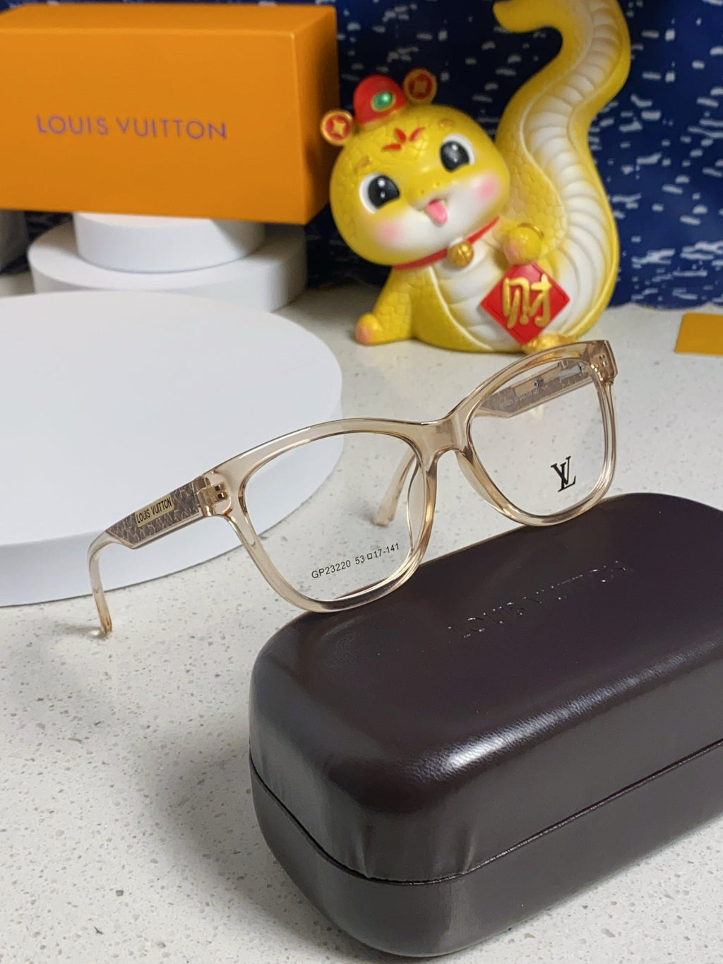 CAT EYE SUNGLASSES 570277 IN LIGHT BROWN CLEAR ACETATE EMBOSSED LOGO
