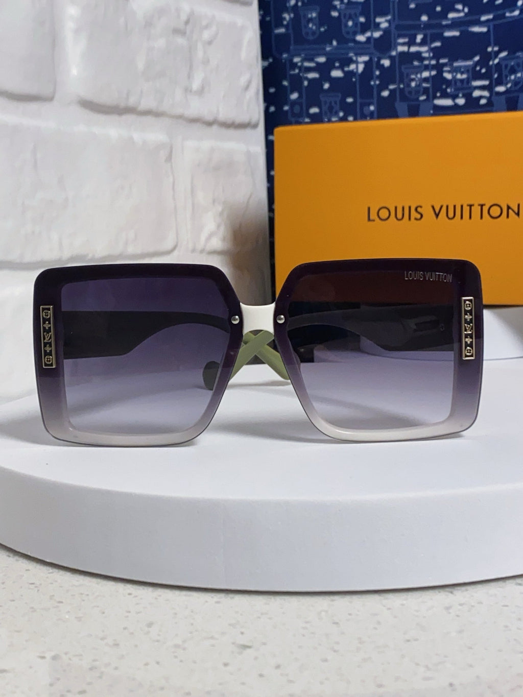 SQUARE SUNGLASSES 571656 IN GREEN ACETATE GREY SMOKE LENS