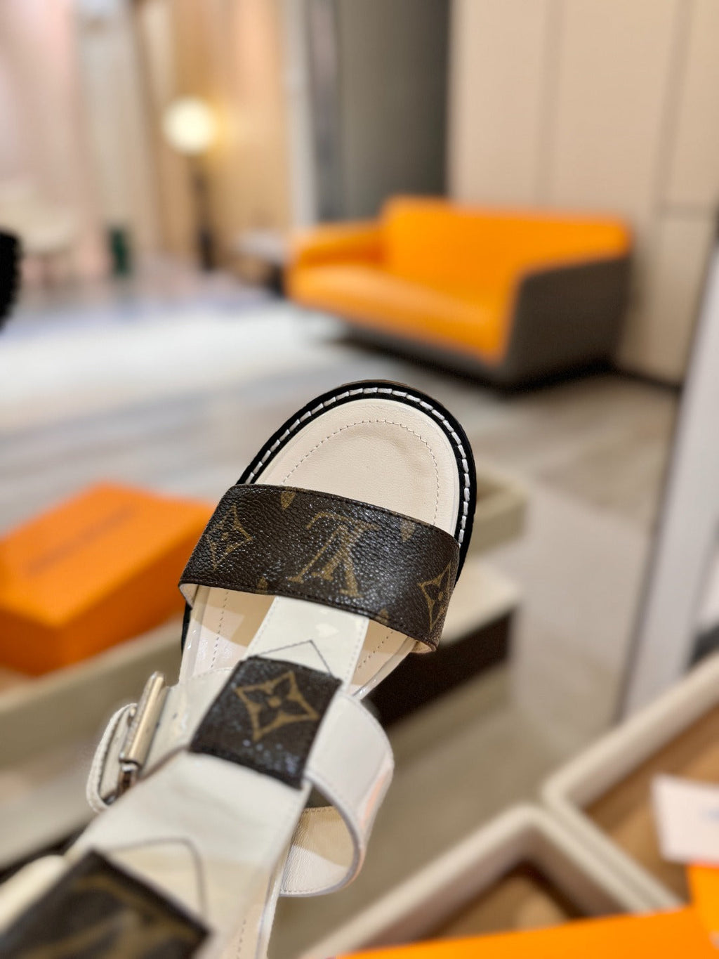 LV 26S STAR TRAIL HEELS 100 MM IN CREAM WHITE AND BROWN CALFSKIN